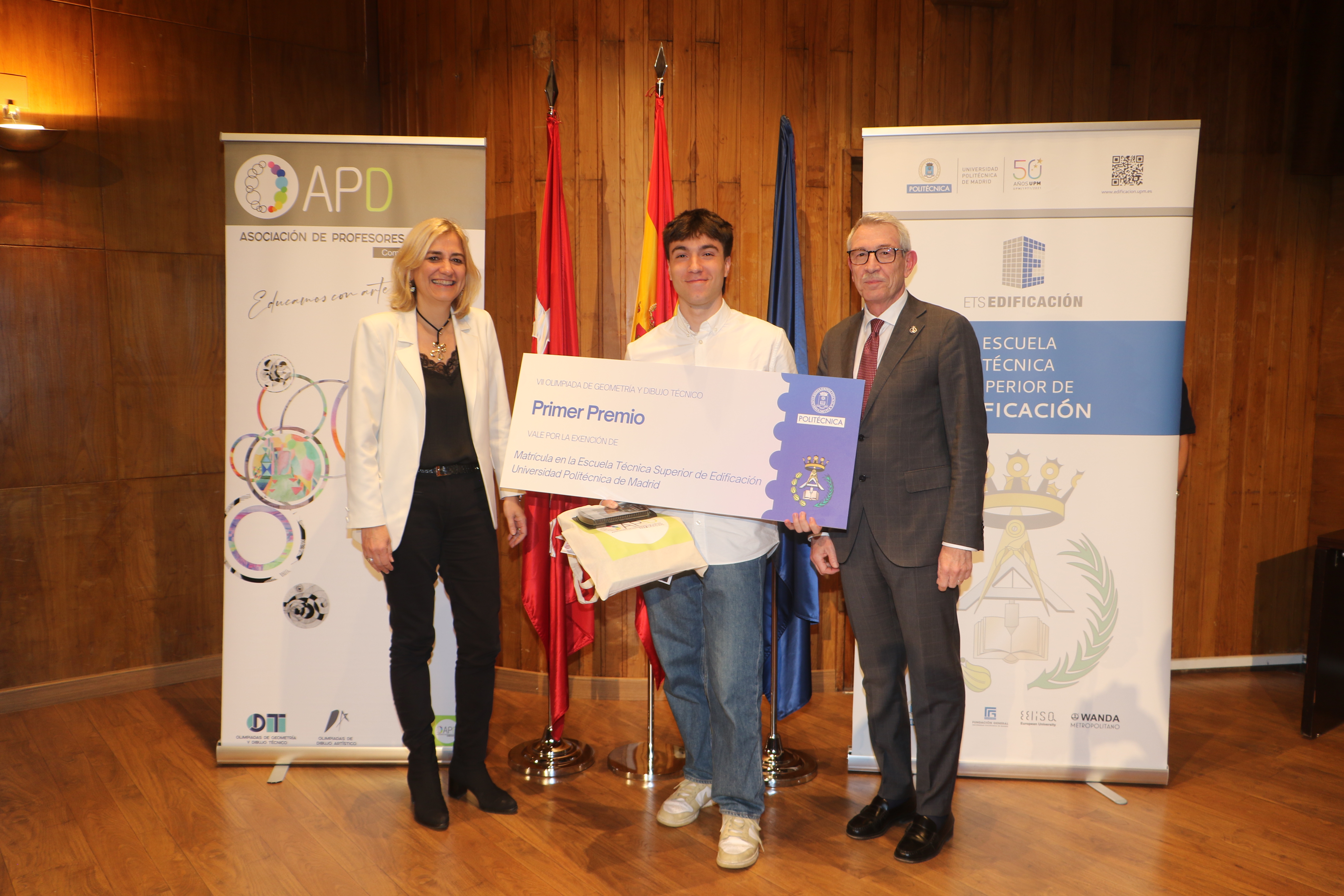 Primer Premio Con Director y Vicerrectora